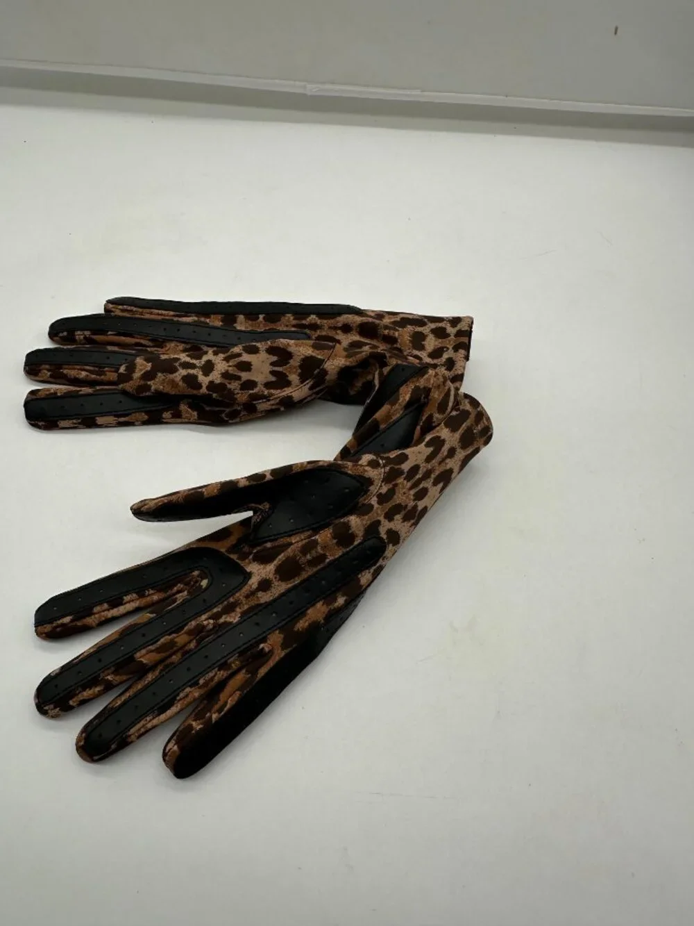 New NWT Isotoner Womens Leopard Print Gloves Winter Outerwear Black Fingers S/M - Picture 2 of 4